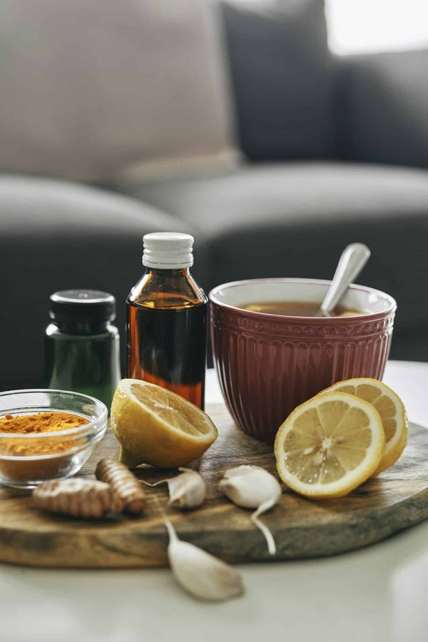 Comment utiliser les roses trémières pour concevoir un jardin vertical naturel ?